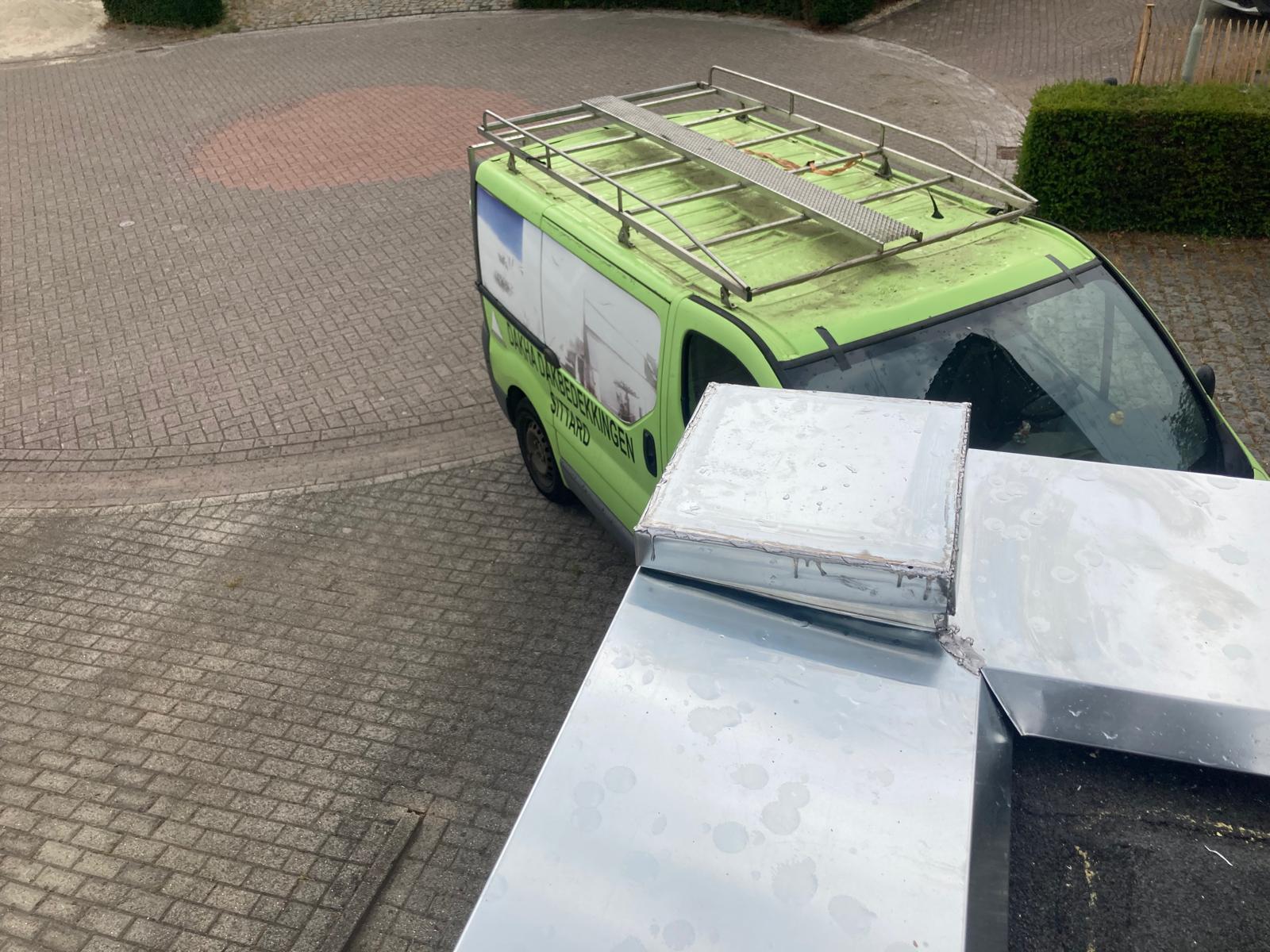 Na: detailopname van de natuurstenen dakrandelementen en zinken afwerking